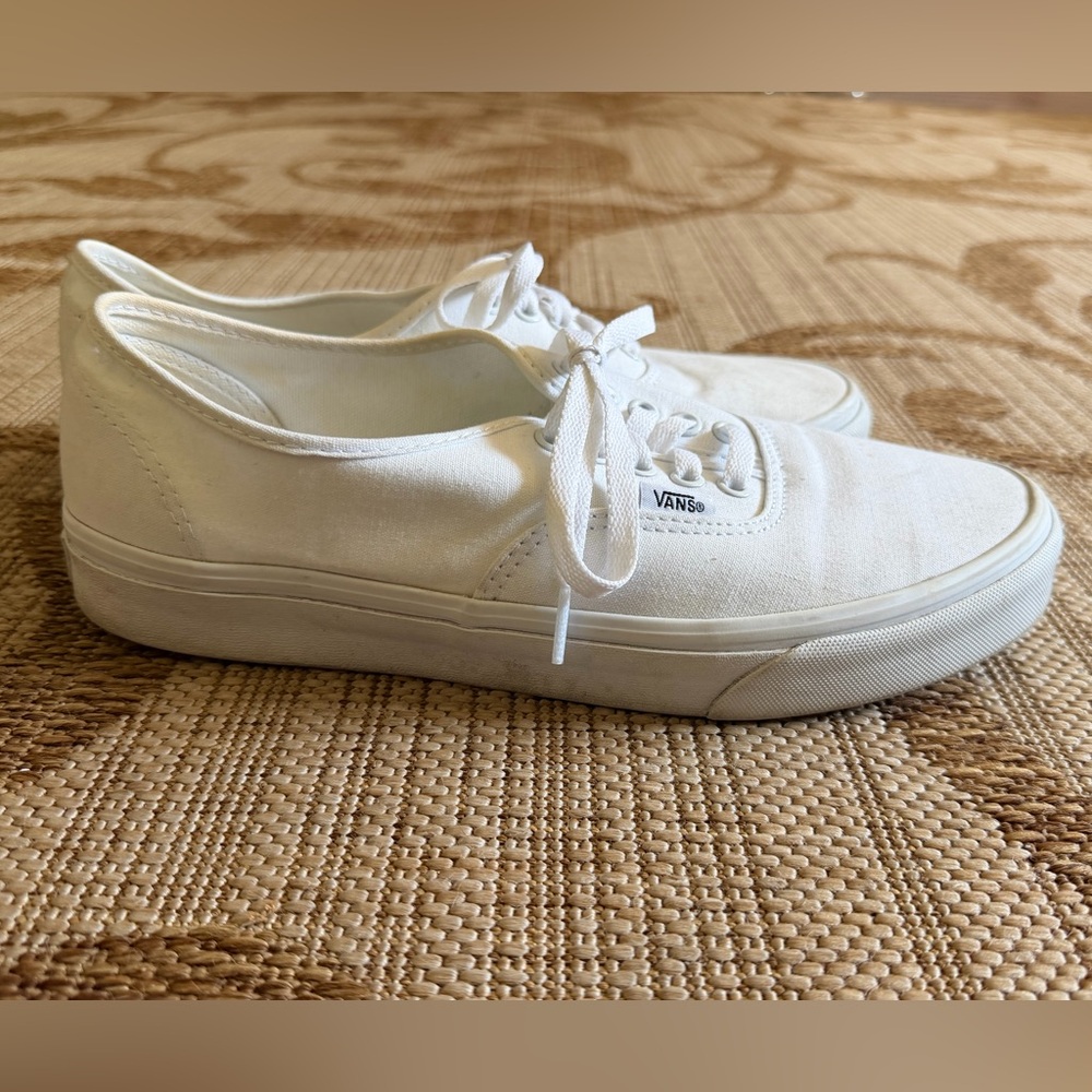 VANS White Low-Top Canvas Sneakers, Classic and comfy! Men’s size 10 - Picture 2 of 8